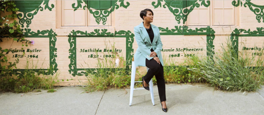 Mayor Keisha Lance Bottoms in front of mural